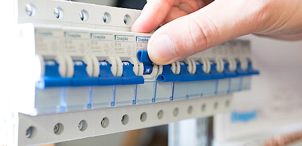 Schalt­schrank­bau bei Anemoss Elektrotechnik in Steinbach